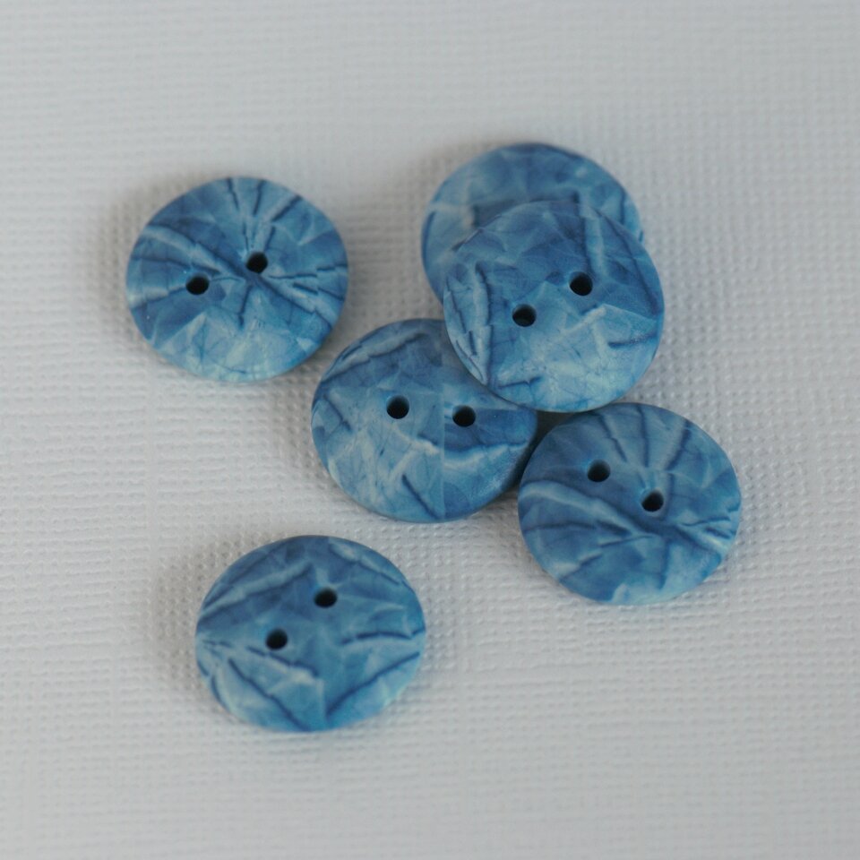 16 mm – 6 vnt. apvalios mėlynai margintos sagos „Patrintas džinsas“