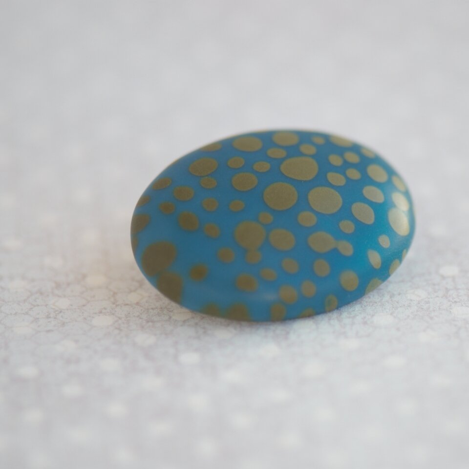 Ovali rankų darbo marga taškuota sagė