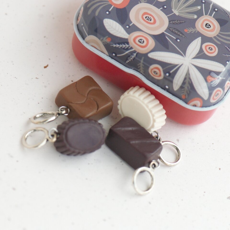 Mezgimo žymekliai „Šokoladiniai saldainiai“ metalinėje dėžutėje