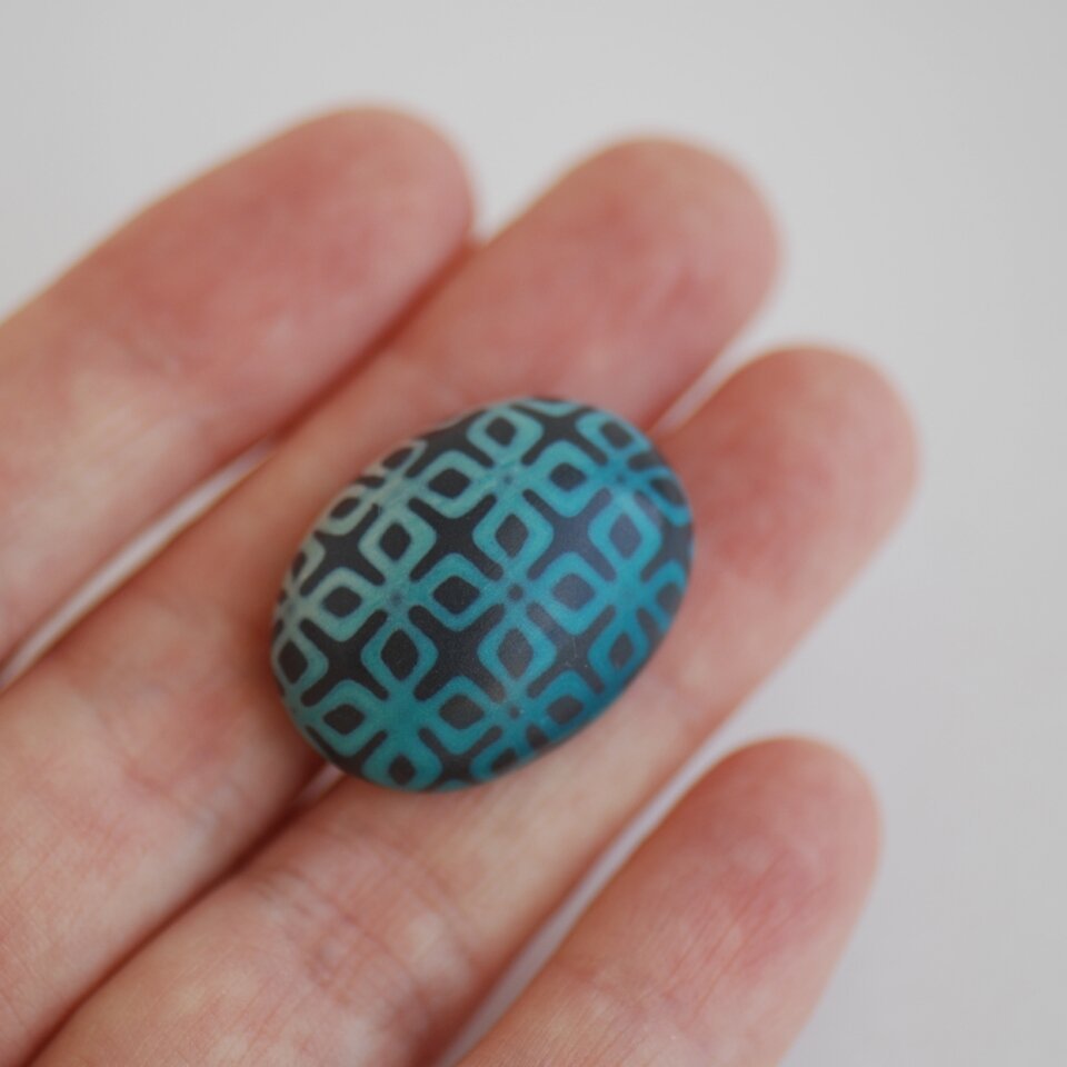 Ovali sagė „Šaltos žalios ornamentai tamsiame fone“ 