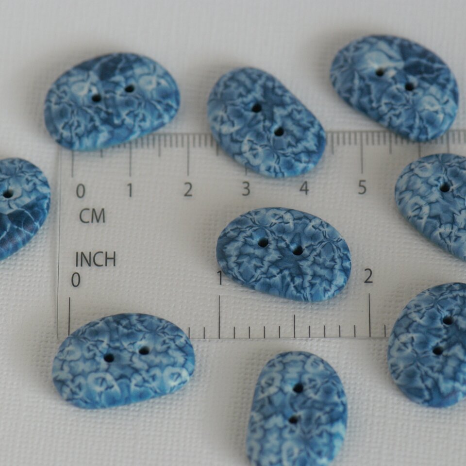 22 mm x 16 mm – 9 vnt. pailgos, pupos formos sagos su mėlynais ornamentais „Batikos ornamentai“
