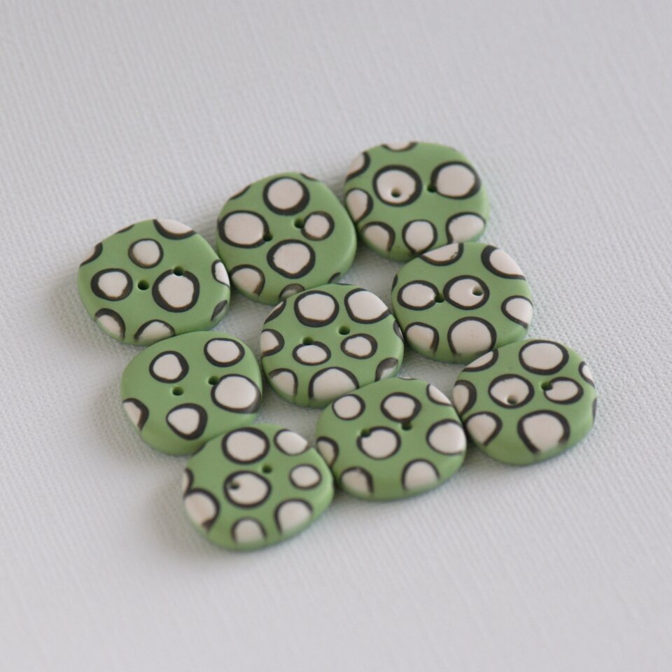 21 mm – 9 vnt. netaisyklingos apvalaino keturkampio formos žalios taškuotos sagos
