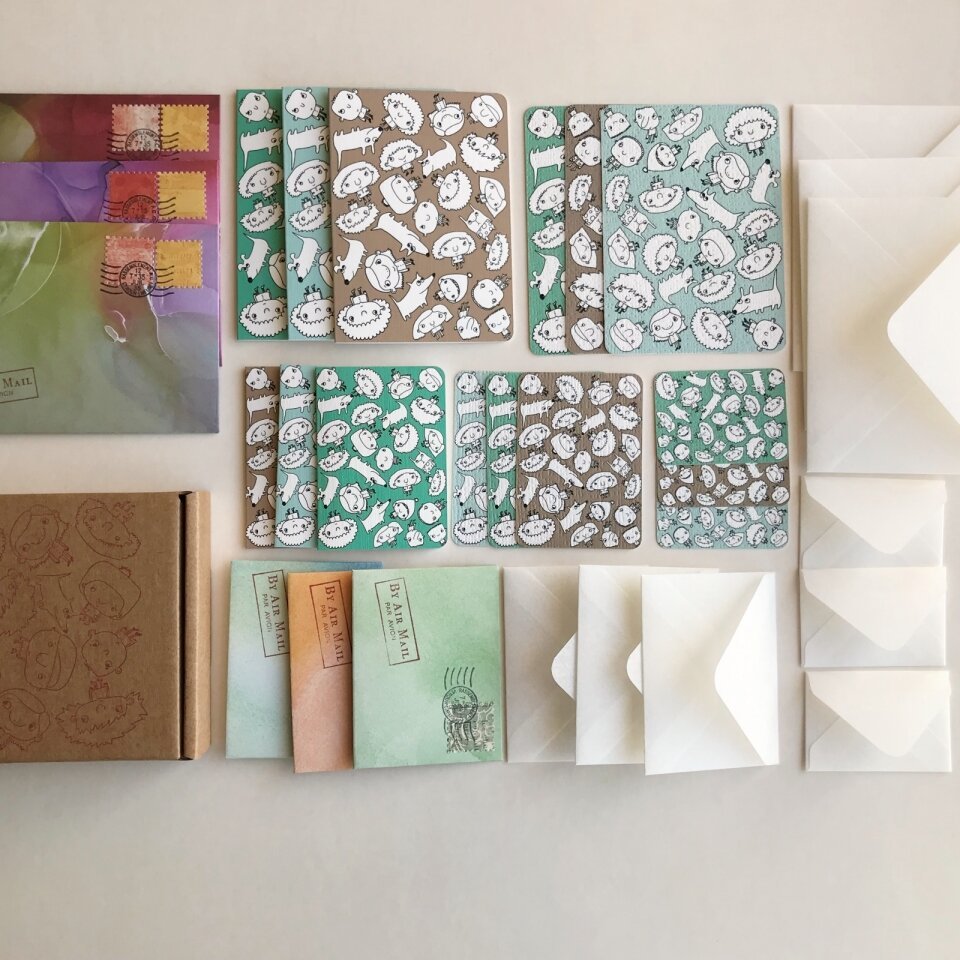 Atvirukų su vokeliais rinkinys (15 vnt. atvirukų + vokai) „Žmogeliukai 2“ – žalia, pilkšvai melsva/žalsva, ruda