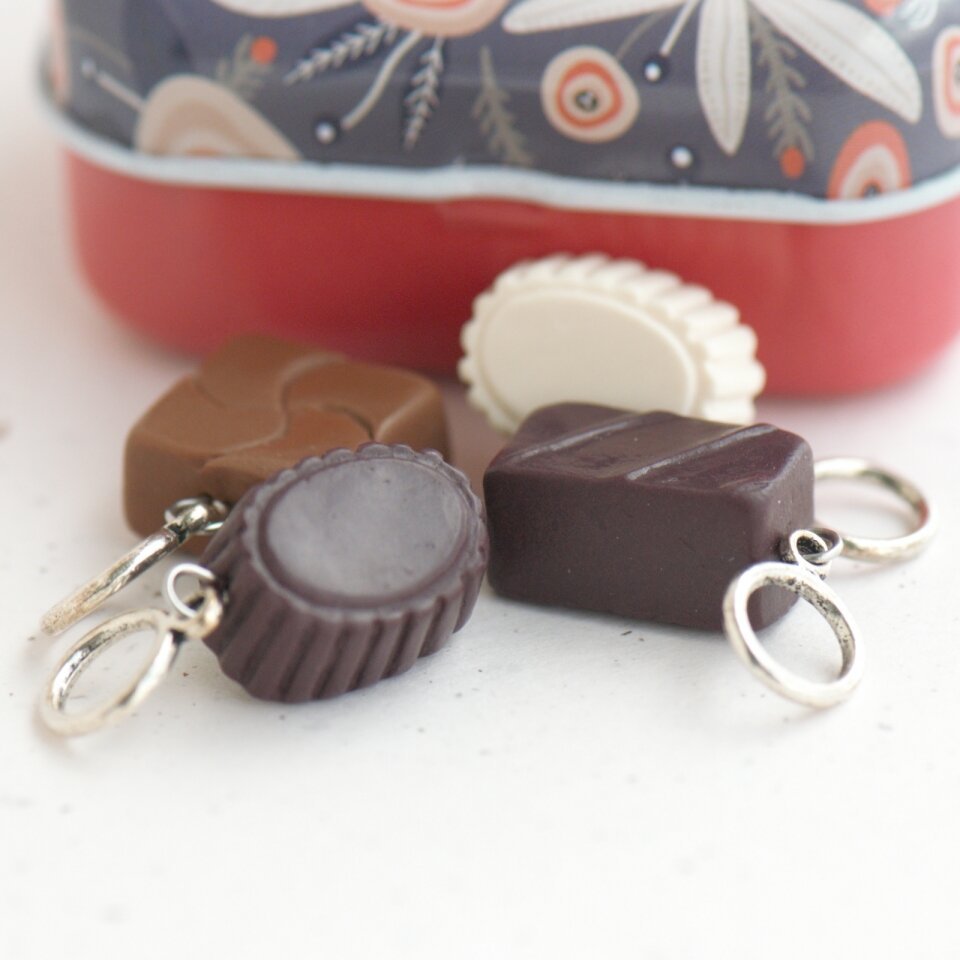 Mezgimo žymekliai „Šokoladiniai saldainiai“ metalinėje dėžutėje