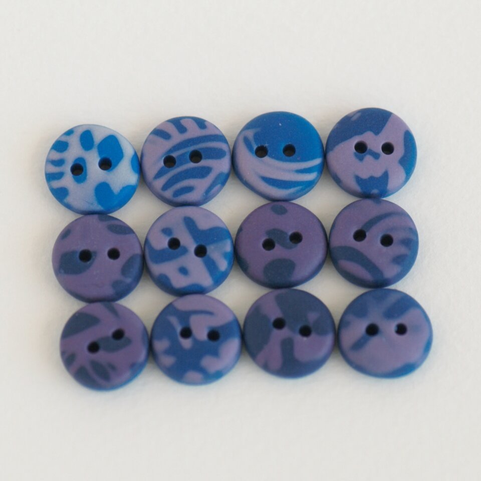 10 mm – 12 vnt. Rašalo mėlynos ir violetinės spalvų margos sagutės