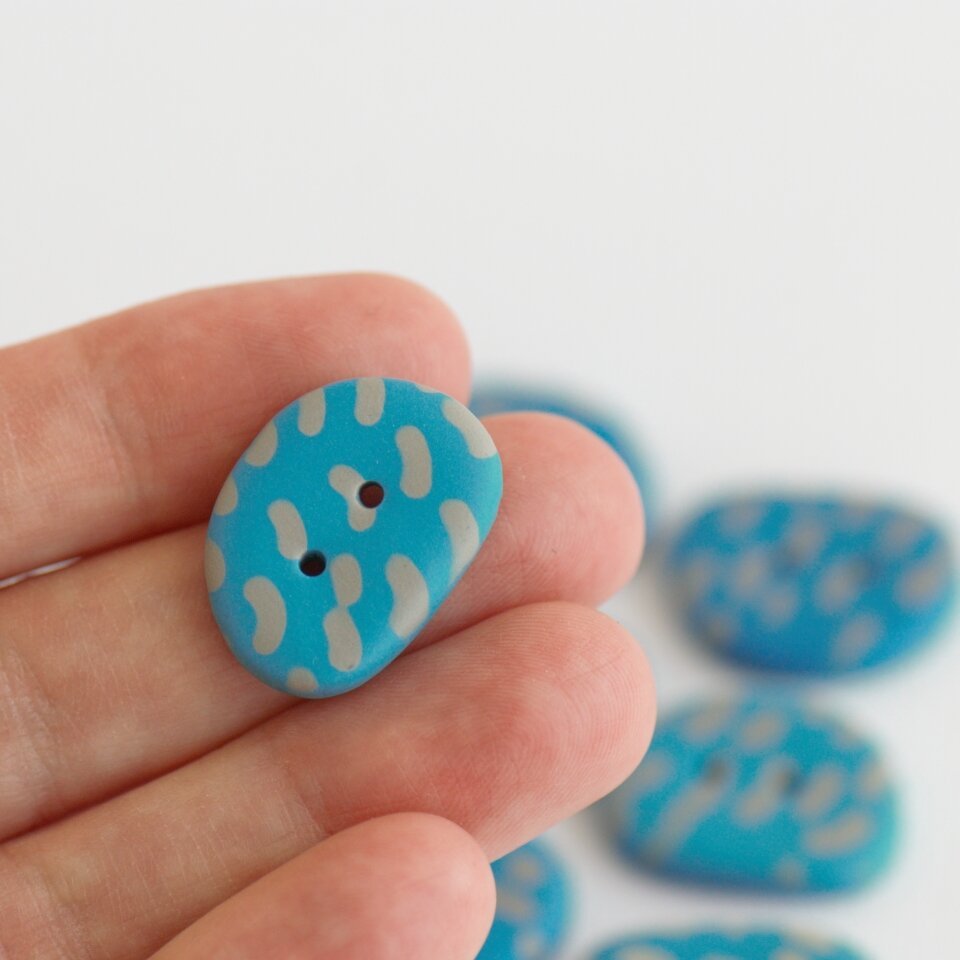 22 mm - 16 mm – 9 vnt. turkio mėlynos spalvos pailgos, akmenėlių formos sagos