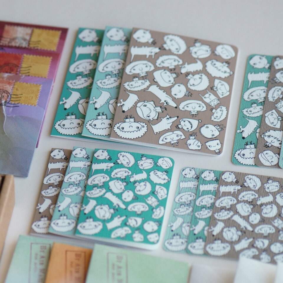 Atvirukų su vokeliais rinkinys (15 vnt. atvirukų + vokai) „Žmogeliukai 2“ – žalia, pilkšvai melsva/žalsva, ruda