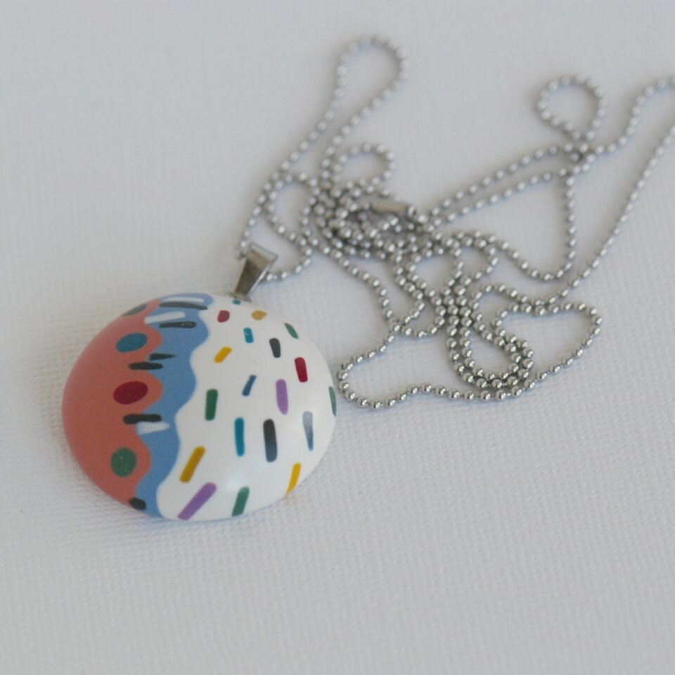 Apvalus rankų darbo pakabukas su spalvotu ornamentu