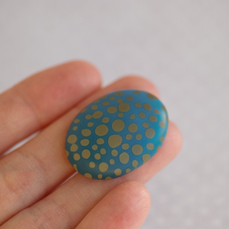 Ovali rankų darbo marga taškuota sagė